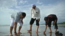 Gubernur Sumbar, Mahyeldi Ansharullah meninjau lokasi di Pantai Parkit, Kelurahan Air Tawar Barat, Kecamatan Padang Utara, Rabu (4/3/2026). (Foto: ADPSB)