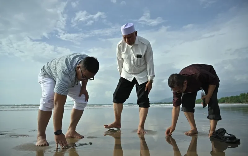 Gubernur Sumbar, Mahyeldi Ansharullah meninjau lokasi di Pantai Parkit, Kelurahan Air Tawar Barat, Kecamatan Padang Utara, Rabu (4/3/2026). (Foto: ADPSB)