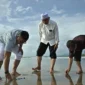 Gubernur Sumbar, Mahyeldi Ansharullah meninjau lokasi di Pantai Parkit, Kelurahan Air Tawar Barat, Kecamatan Padang Utara, Rabu (4/3/2026). (Foto: ADPSB)