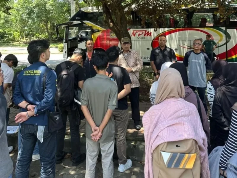 Wali Kota Padang Panjang, Hendri Arnis melepas peserta program Mama Papa Mudik Gratis 2026 di kampus Universitas Indonesia, Depok, Sabtu (14/3/2026). (Foto: Kominfo Padang Panjang)