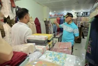 Gubernur Sumbar Mahyeldi Ansharullah meninjau aktivitas pedagang Pasar Ateh Bukittinggi pada hari ketiga Idulfitri 1447 H, Senin (23/3/2026). (Foto: ADPSB)