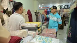 Gubernur Sumbar Mahyeldi Ansharullah meninjau aktivitas pedagang Pasar Ateh Bukittinggi pada hari ketiga Idulfitri 1447 H, Senin (23/3/2026). (Foto: ADPSB)