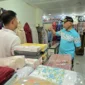 Gubernur Sumbar Mahyeldi Ansharullah meninjau aktivitas pedagang Pasar Ateh Bukittinggi pada hari ketiga Idulfitri 1447 H, Senin (23/3/2026). (Foto: ADPSB)