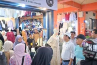 Wali Kota Payakumbuh Zulmaeta memantau aktivitas perdagangan di Pasar Payakumbuh pada Rabu (18/3/2025). (Foto: MC Payakumbuh)