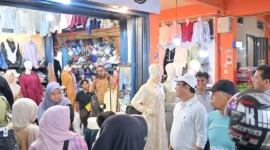 Wali Kota Payakumbuh Zulmaeta memantau aktivitas perdagangan di Pasar Payakumbuh pada Rabu (18/3/2025). (Foto: MC Payakumbuh)