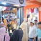 Wali Kota Payakumbuh Zulmaeta memantau aktivitas perdagangan di Pasar Payakumbuh pada Rabu (18/3/2025). (Foto: MC Payakumbuh)