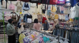 Aktivitas jual beli di Pasar Pusat Padang Panjang mulai meningkat menjelang Hari Raya Idulfitri 1447. (Foto: Kominfo Padang Panjang)