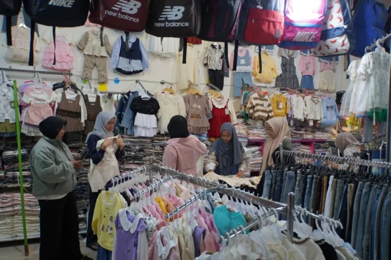 Aktivitas jual beli di Pasar Pusat Padang Panjang mulai meningkat menjelang Hari Raya Idulfitri 1447. (Foto: Kominfo Padang Panjang)