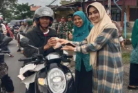 ASN Kecamatan Payakumbuh Selatan bersama TP PKK membagikan paket takjil kepada pengendara yang melintas di depan SPBU Sawah Padang, Jalan Khatib Sulaiman, Jumat (6/3/2026). (Foto: MC Payakumbuh)