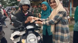 ASN Kecamatan Payakumbuh Selatan bersama TP PKK membagikan paket takjil kepada pengendara yang melintas di depan SPBU Sawah Padang, Jalan Khatib Sulaiman, Jumat (6/3/2026). (Foto: MC Payakumbuh)