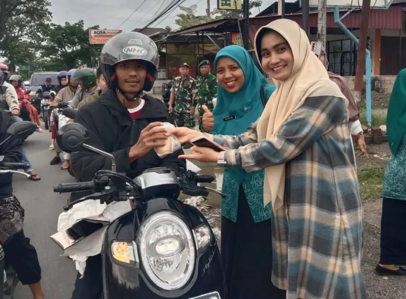 ASN Kecamatan Payakumbuh Selatan bersama TP PKK membagikan paket takjil kepada pengendara yang melintas di depan SPBU Sawah Padang, Jalan Khatib Sulaiman, Jumat (6/3/2026). (Foto: MC Payakumbuh)