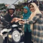 ASN Kecamatan Payakumbuh Selatan bersama TP PKK membagikan paket takjil kepada pengendara yang melintas di depan SPBU Sawah Padang, Jalan Khatib Sulaiman, Jumat (6/3/2026). (Foto: MC Payakumbuh)