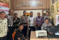 Pelaku pungli di kawasan Pantai Padang menjalani pemeriksaan di Polsek Padang Barat, Kamis (26/3/2026). (Foto: Prokopim Padang)
