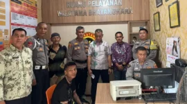Pelaku pungli di kawasan Pantai Padang menjalani pemeriksaan di Polsek Padang Barat, Kamis (26/3/2026). (Foto: Prokopim Padang)