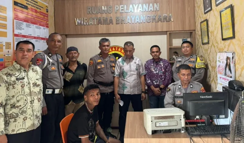 Pelaku pungli di kawasan Pantai Padang menjalani pemeriksaan di Polsek Padang Barat, Kamis (26/3/2026). (Foto: Prokopim Padang)