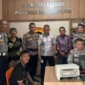 Pelaku pungli di kawasan Pantai Padang menjalani pemeriksaan di Polsek Padang Barat, Kamis (26/3/2026). (Foto: Prokopim Padang)