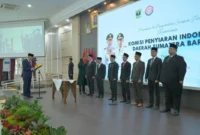 Gubernur Sumbar, Mahyeldi Ansharullah melantik tujuh komisioner KPID Sumbar periode 2026–2029 di Auditorium Gubernuran, Padang, Senin (16/3/2026). (Foto: ADPSB)