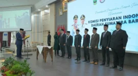 Gubernur Sumbar, Mahyeldi Ansharullah melantik tujuh komisioner KPID Sumbar periode 2026–2029 di Auditorium Gubernuran, Padang, Senin (16/3/2026). (Foto: ADPSB)