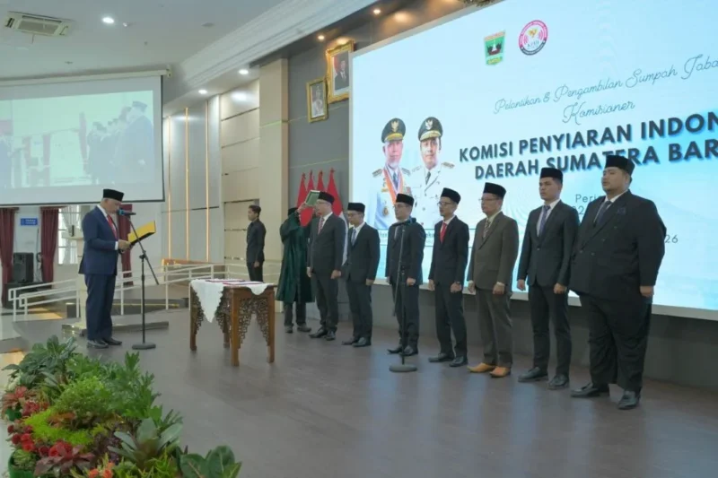Gubernur Sumbar, Mahyeldi Ansharullah melantik tujuh komisioner KPID Sumbar periode 2026–2029 di Auditorium Gubernuran, Padang, Senin (16/3/2026). (Foto: ADPSB)