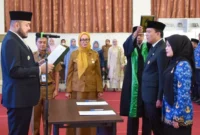 Wali Kota Padang Fadly Amran melantik dan mengambil sumpah jabatan empat pejabat pimpinan tinggi pratama serta 50 kepala sekolah di Aula Bagindo Aziz Chan, Balai Kota Padang, Aie Pacah, Senin (2/3/2026). (Foto: Prokopim Padang)