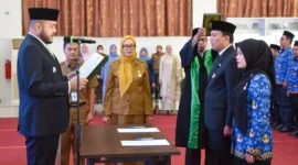 Wali Kota Padang Fadly Amran melantik dan mengambil sumpah jabatan empat pejabat pimpinan tinggi pratama serta 50 kepala sekolah di Aula Bagindo Aziz Chan, Balai Kota Padang, Aie Pacah, Senin (2/3/2026). (Foto: Prokopim Padang)