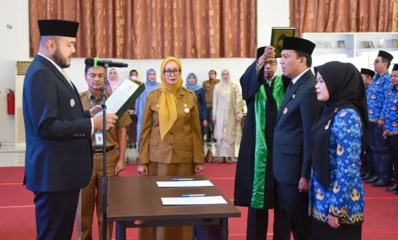 Wali Kota Padang Fadly Amran melantik dan mengambil sumpah jabatan empat pejabat pimpinan tinggi pratama serta 50 kepala sekolah di Aula Bagindo Aziz Chan, Balai Kota Padang, Aie Pacah, Senin (2/3/2026). (Foto: Prokopim Padang)