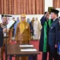Wali Kota Padang Fadly Amran melantik dan mengambil sumpah jabatan empat pejabat pimpinan tinggi pratama serta 50 kepala sekolah di Aula Bagindo Aziz Chan, Balai Kota Padang, Aie Pacah, Senin (2/3/2026). (Foto: Prokopim Padang)
