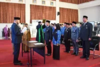 Wali Kota Padang, Fadly Amran melantik dan mengambil sumpah jabatan empat pejabat pimpinan tinggi pratama serta 50 kepala sekolah di lingkungan Pemko Padang, Senin (3/3/2026). (Foto: Diskominfo Padang)