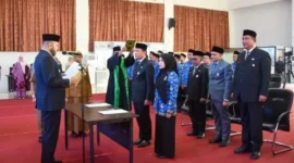 Wali Kota Padang, Fadly Amran melantik dan mengambil sumpah jabatan empat pejabat pimpinan tinggi pratama serta 50 kepala sekolah di lingkungan Pemko Padang, Senin (3/3/2026). (Foto: Diskominfo Padang)