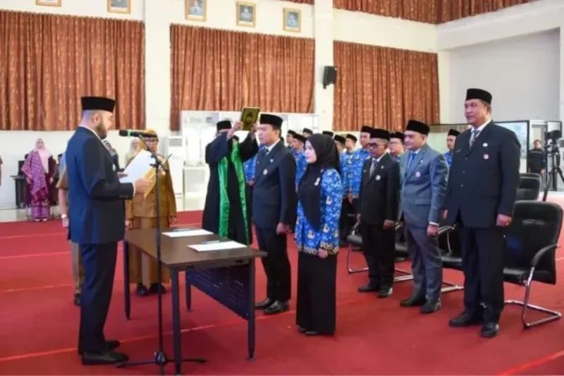 Wali Kota Padang, Fadly Amran melantik dan mengambil sumpah jabatan empat pejabat pimpinan tinggi pratama serta 50 kepala sekolah di lingkungan Pemko Padang, Senin (3/3/2026). (Foto: Diskominfo Padang)
