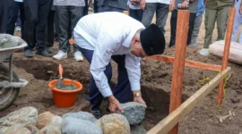 Gubernur Mahyeldi Ansharullah melakukan peletakan batu pertama pembangunan relokasi SMKN 1 Sasak Ranah Pasisie di Kabupaten Pasbar, Rabu (11/3/2026). (Foto: ADPSB)