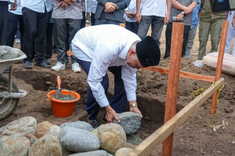 Gubernur Mahyeldi Ansharullah melakukan peletakan batu pertama pembangunan relokasi SMKN 1 Sasak Ranah Pasisie di Kabupaten Pasbar, Rabu (11/3/2026). (Foto: ADPSB)
