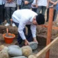 Gubernur Mahyeldi Ansharullah melakukan peletakan batu pertama pembangunan relokasi SMKN 1 Sasak Ranah Pasisie di Kabupaten Pasbar, Rabu (11/3/2026). (Foto: ADPSB)