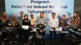 Menteri Koordinator Bidang Perekonomian Airlangga Hartarto dalam Konferensi Pers Peluncuran “Program Pelatihan Vokasi Nasional Tahun 2026”, di Jakarta, Jumat (27/2). (Foto: Kemenko Perekonomian)
