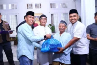 Penyerahan paket sembako kepada masyarakat yang membutuhkan menjelang Hari Raya Idul Fitri 1447 H, Minggu (15/3/2026). (Foto: MC Payakumbuh)
