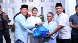 Penyerahan paket sembako kepada masyarakat yang membutuhkan menjelang Hari Raya Idul Fitri 1447 H, Minggu (15/3/2026). (Foto: MC Payakumbuh)