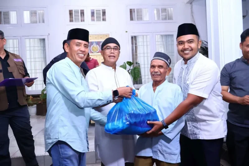 Penyerahan paket sembako kepada masyarakat yang membutuhkan menjelang Hari Raya Idul Fitri 1447 H, Minggu (15/3/2026). (Foto: MC Payakumbuh)