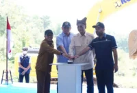 Menteri Pekerjaan Umum RI, Dody Hanggodo meresmikan peletakan batu pertama pembangunan Sabo Dam di Nagari Sungai Jambu, Kecamatan Pariangan, Selasa (3/3/2026). (Foto: Prokopim Tanah Datar)