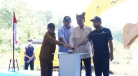 Menteri Pekerjaan Umum RI, Dody Hanggodo meresmikan peletakan batu pertama pembangunan Sabo Dam di Nagari Sungai Jambu, Kecamatan Pariangan, Selasa (3/3/2026). (Foto: Prokopim Tanah Datar)