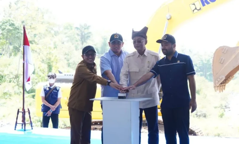 Menteri Pekerjaan Umum RI, Dody Hanggodo meresmikan peletakan batu pertama pembangunan Sabo Dam di Nagari Sungai Jambu, Kecamatan Pariangan, Selasa (3/3/2026). (Foto: Prokopim Tanah Datar)