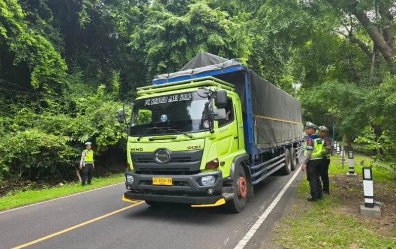 Menhub prihatin atas ketidakpatuhan pengusaha logistik terhadap pembatasan operasional truk mudik Lebaran. (Foto: Kemenhub)