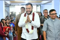 Wali Kota Padang, Fadly Amran membuka kegiatan pembinaan rohani bagi siswa-siswi Kristen di Gereja BNKP Jemaat Padang, Senin (2/3/2026). (Foto: Prokopim Padang)