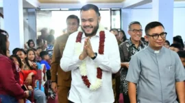 Wali Kota Padang, Fadly Amran membuka kegiatan pembinaan rohani bagi siswa-siswi Kristen di Gereja BNKP Jemaat Padang, Senin (2/3/2026). (Foto: Prokopim Padang)