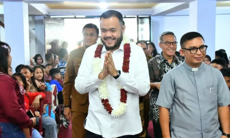 Wali Kota Padang, Fadly Amran membuka kegiatan pembinaan rohani bagi siswa-siswi Kristen di Gereja BNKP Jemaat Padang, Senin (2/3/2026). (Foto: Prokopim Padang)