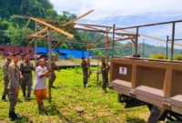 Personel Satpol PP Padang menertibkan bangunan liar pedagang musiman di kawasan Pantai Air Manis, Kamis (19/3/2026). (Foto: Humas Satpol PP Padang)
