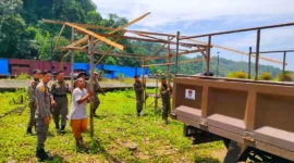 Personel Satpol PP Padang menertibkan bangunan liar pedagang musiman di kawasan Pantai Air Manis, Kamis (19/3/2026). (Foto: Humas Satpol PP Padang)