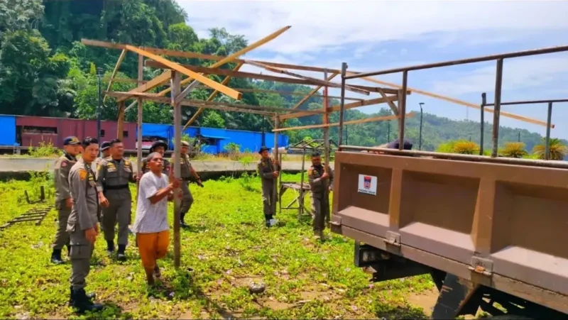 Personel Satpol PP Padang menertibkan bangunan liar pedagang musiman di kawasan Pantai Air Manis, Kamis (19/3/2026). (Foto: Humas Satpol PP Padang)