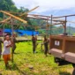 Personel Satpol PP Padang menertibkan bangunan liar pedagang musiman di kawasan Pantai Air Manis, Kamis (19/3/2026). (Foto: Humas Satpol PP Padang)