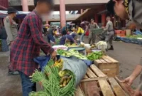 Petugas Satpol PP Padang menertibkan pedagang yang berjualan di badan jalan di kawasan Pasar Raya Padang, Kamis (5/3/2026). (Foto: Humas Satpol PP Padang)