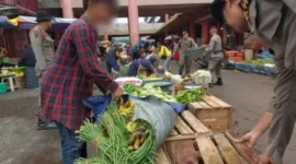 Petugas Satpol PP Padang menertibkan pedagang yang berjualan di badan jalan di kawasan Pasar Raya Padang, Kamis (5/3/2026). (Foto: Humas Satpol PP Padang)